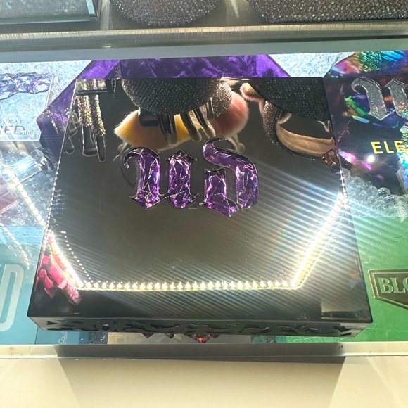 Urban Decay 15 Year Anniversary Palette - Picture 2 of 3